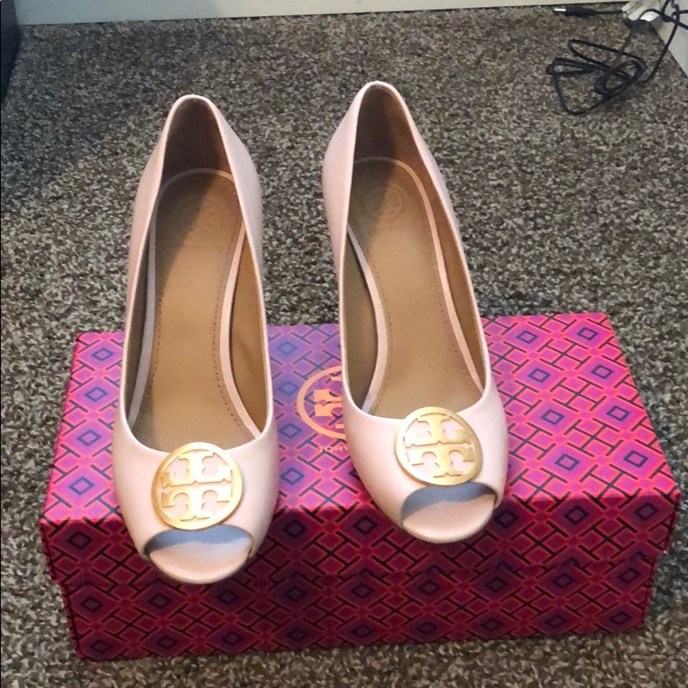 New in box Tory Burch  Benton 85mm peep toe wedge